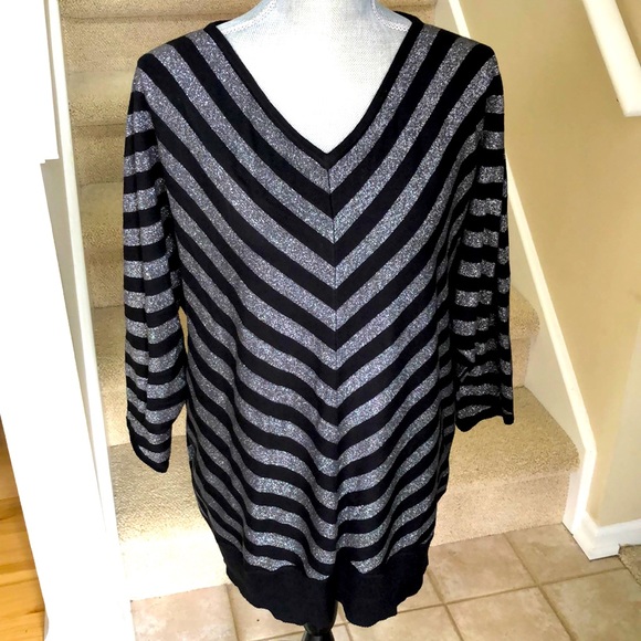 New Joan Vass women’s shimmer top.  Size 2X.  Black and metallic silver shimmer. - Picture 2 of 9